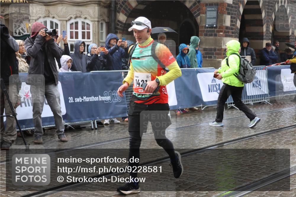 05.10.2025 - 20. swb-Marathon Bremen Strokosch-Dieckow http://msf.ph/oto/9228581 05.10.2025 14:57:57 Ziel 1421 meine-sportfotos.de