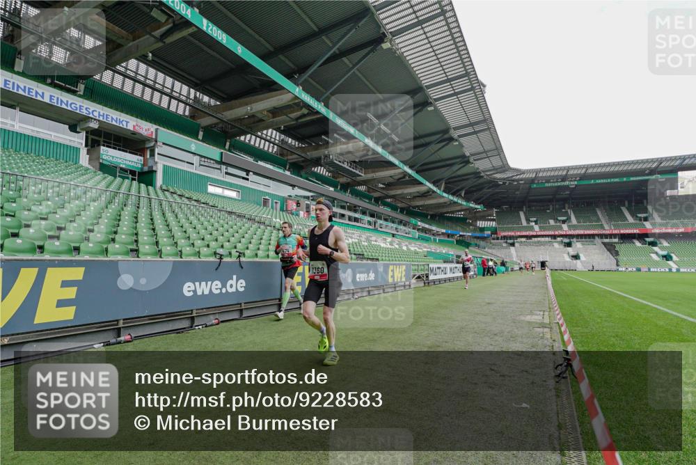 05.10.2025 - 20. swb-Marathon Bremen Michael Burmester http://msf.ph/oto/9228583 05.10.2025 12:33:33 Laufen im Stadion 121, 218, 307, 363, 369, 474, 746, 850, 900, 1070, 1360, 1372, 1494, 1617, 1889, 1913, 1928, 2000, 2267, 4251, 5640, 6957, 7259, 8550, 8582, 9046, 650, 664, 908, 2033, 2682 meine-sportfotos.de