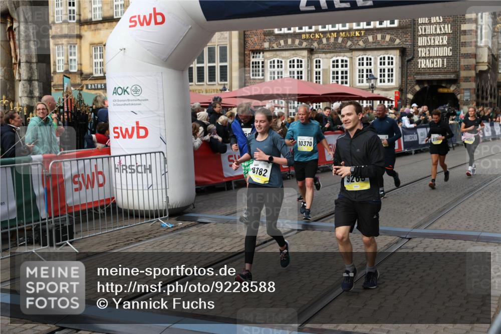 05.10.2025 - 20. swb-Marathon Bremen Yannick Fuchs http://msf.ph/oto/9228588 05.10.2025 11:01:50 Ziel 9189, 9269, 9294, 9432, 9782, 10004, 10026, 10030, 10370, 10562, 10903, 10904, 11223, 11463, 11732, 11733 meine-sportfotos.de
