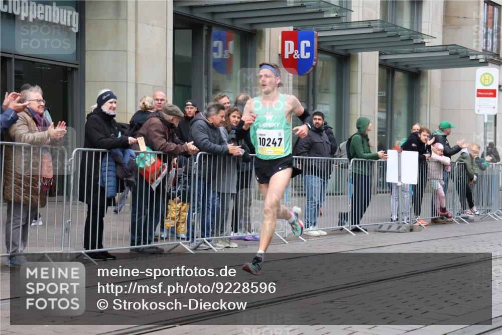 05.10.2025 - 20. swb-Marathon Bremen Strokosch-Dieckow http://msf.ph/oto/9228596 05.10.2025 10:33:23 Ziel 9320, 10247, 11130, 9320, 10247, 11130 meine-sportfotos.de