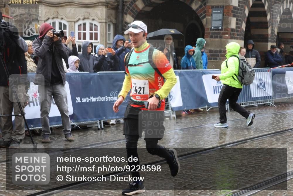 05.10.2025 - 20. swb-Marathon Bremen Strokosch-Dieckow http://msf.ph/oto/9228598 05.10.2025 14:57:58 Ziel 1421 meine-sportfotos.de