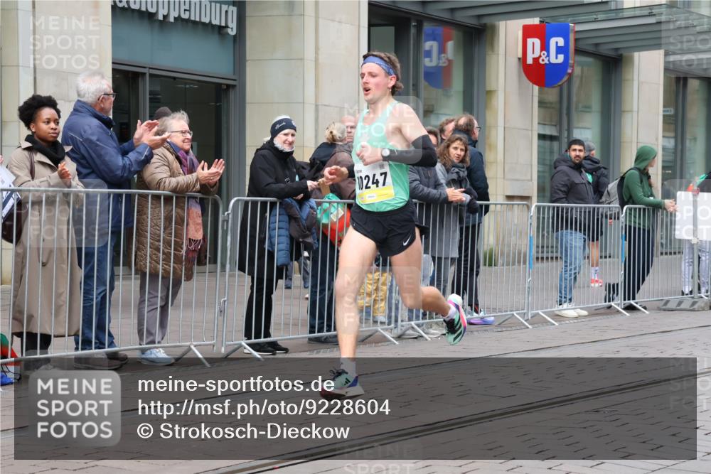 05.10.2025 - 20. swb-Marathon Bremen Strokosch-Dieckow http://msf.ph/oto/9228604 05.10.2025 10:33:23 Ziel 9320, 10247, 11130, 9320, 10247, 11130 meine-sportfotos.de