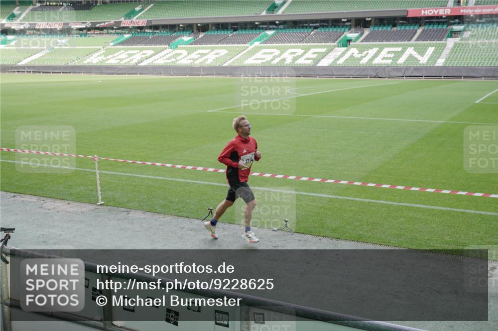 05.10.2025 - 20. swb-Marathon Bremen Michael Burmester http://msf.ph/oto/9228625 05.10.2025 10:26:36 Laufen im Stadion 8000, 9009, 9170, 9202, 9250, 9285, 9290, 9396, 9400, 9411, 9545, 9590, 9678, 9878, 9897, 9921, 9960, 9963, 10044, 10045, 10053, 10090, 10277, 10304, 10431, 10447, 10559, 10624, 10633, 10649, 10682, 10773, 10780, 10816, 10823, 10851, 11362, 11488, 11585, 11617, 11648, 11714, 11715, 9170, 9361, 9849, 9865, 9884, 9919, 10306, 10348, 10474, 10554, 10961, 11178, 11316, 11346, 11422, 11666, 11745 meine-sportfotos.de