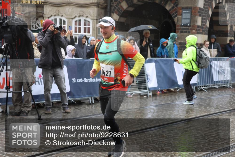 05.10.2025 - 20. swb-Marathon Bremen Strokosch-Dieckow http://msf.ph/oto/9228631 05.10.2025 14:57:58 Ziel 1421 meine-sportfotos.de