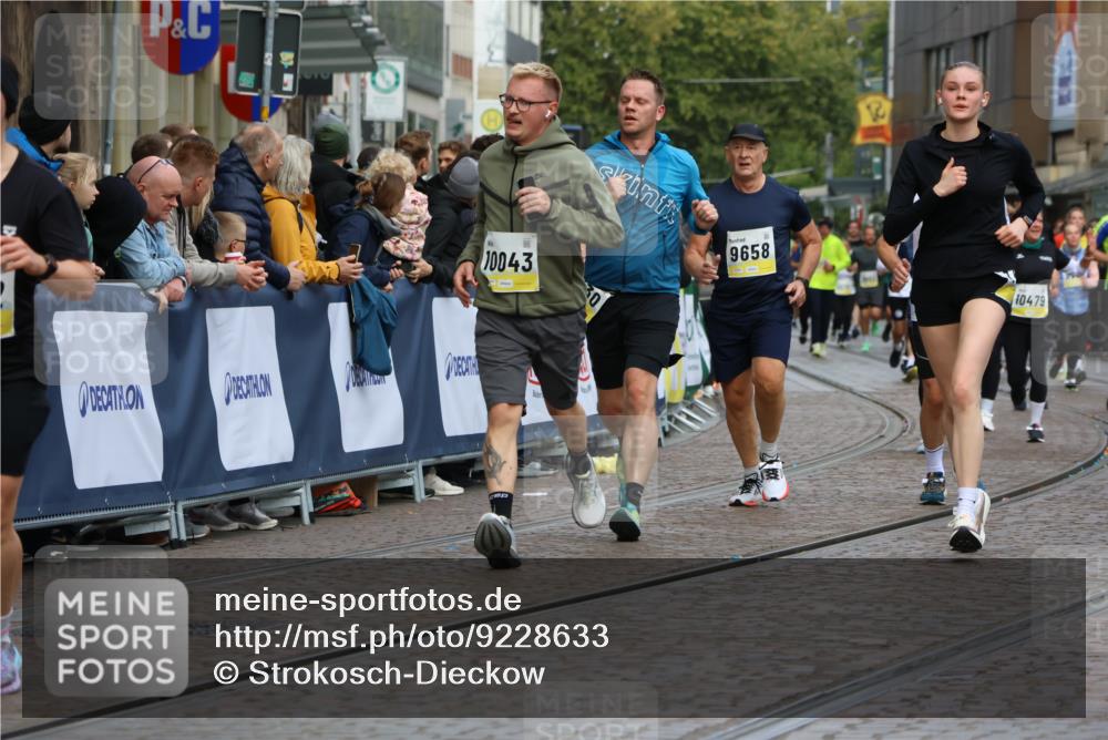 05.10.2025 - 20. swb-Marathon Bremen Strokosch-Dieckow http://msf.ph/oto/9228633 05.10.2025 10:50:40 Ziel 9230, 9578, 9658, 9742, 9832, 9969, 10043, 10279, 10479, 11062, 11451, 11543, 11661 meine-sportfotos.de