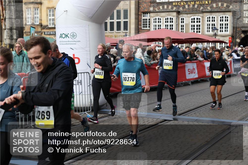 05.10.2025 - 20. swb-Marathon Bremen Yannick Fuchs http://msf.ph/oto/9228634 05.10.2025 11:01:52 Ziel 9189, 9269, 9294, 9782, 10004, 10026, 10370, 10562, 10903, 10904, 11463, 11732, 11733 meine-sportfotos.de