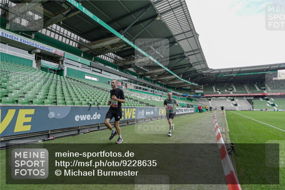 05.10.2025 - 20. swb-Marathon Bremen Michael Burmester http://msf.ph/oto/9228635 05.10.2025 12:33:59 Laufen im Stadion 307, 363, 474, 838, 900, 993, 1034, 1070, 1338, 1339, 1360, 1372, 1444, 1889, 2000, 3552, 5640, 6984, 7259, 7442, 8550, 9046, 121, 218, 369, 850, 1617, 1913, 2267, 4251, 6957, 8582 meine-sportfotos.de