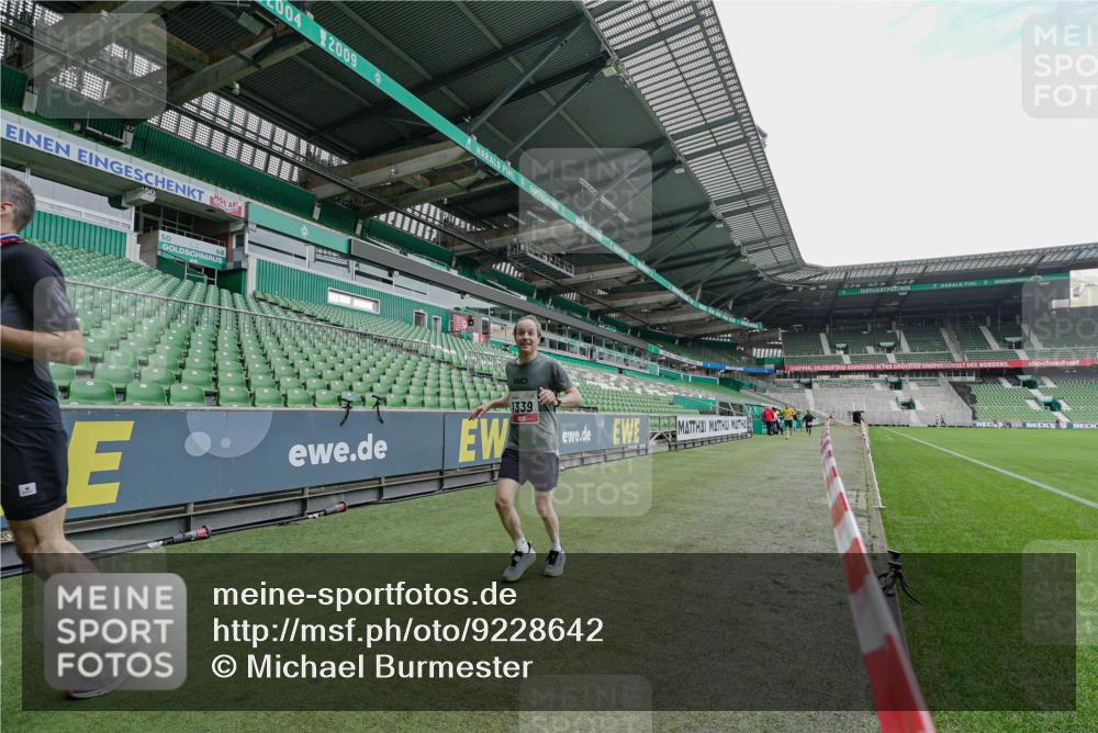 05.10.2025 - 20. swb-Marathon Bremen Michael Burmester http://msf.ph/oto/9228642 05.10.2025 12:34:00 Laufen im Stadion 307, 363, 474, 838, 900, 993, 1034, 1070, 1338, 1339, 1360, 1372, 1444, 1889, 2000, 3552, 5640, 6984, 7259, 7442, 8550, 9046, 121, 218, 1617, 1889, 1913, 2267, 4251, 6957, 8582 meine-sportfotos.de