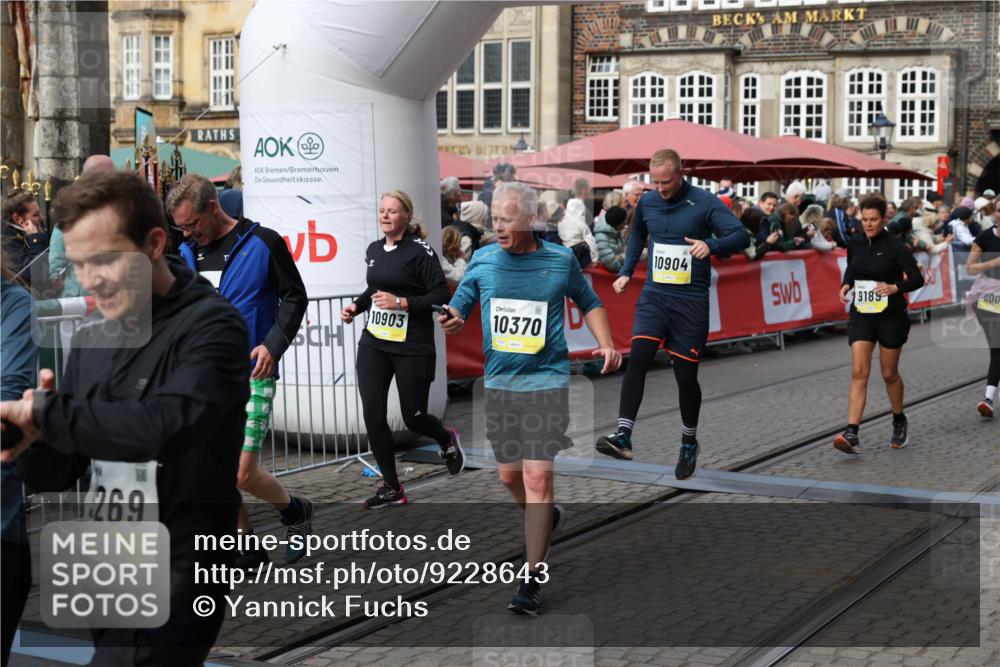 05.10.2025 - 20. swb-Marathon Bremen Yannick Fuchs http://msf.ph/oto/9228643 05.10.2025 11:01:52 Ziel 9189, 9269, 9294, 9782, 10004, 10026, 10370, 10562, 10903, 10904, 11463, 11732, 11733 meine-sportfotos.de