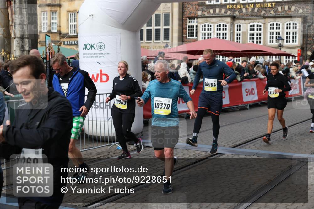05.10.2025 - 20. swb-Marathon Bremen Yannick Fuchs http://msf.ph/oto/9228651 05.10.2025 11:01:52 Ziel 9189, 9269, 9294, 9782, 10004, 10026, 10370, 10562, 10903, 10904, 11463, 11732, 11733 meine-sportfotos.de