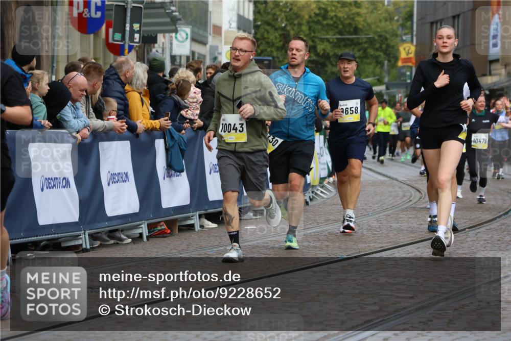 05.10.2025 - 20. swb-Marathon Bremen Strokosch-Dieckow http://msf.ph/oto/9228652 05.10.2025 10:50:40 Ziel 9230, 9578, 9658, 9742, 9832, 9969, 10043, 10279, 10479, 11062, 11451, 11543, 11661 meine-sportfotos.de