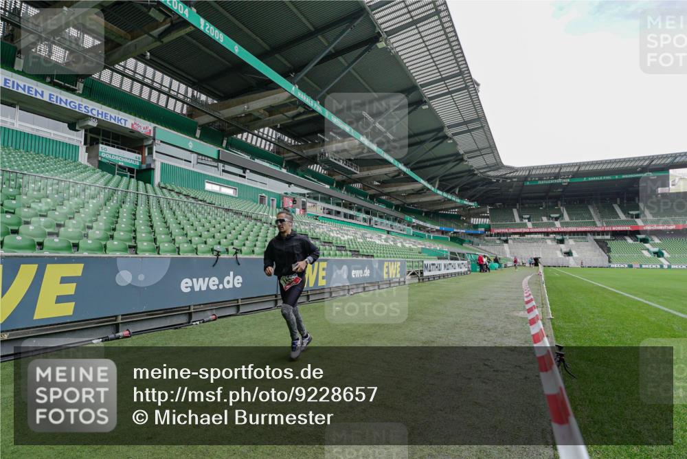 05.10.2025 - 20. swb-Marathon Bremen Michael Burmester http://msf.ph/oto/9228657 05.10.2025 12:34:10 Laufen im Stadion 307, 474, 838, 900, 993, 1034, 1070, 1338, 1339, 1360, 1444, 2151, 3552, 5640, 6984, 7442, 8550, 9046, 121, 218, 363, 1070, 1372, 1617, 1889, 1913, 2000, 2267, 4251, 6957, 7259, 8582 meine-sportfotos.de