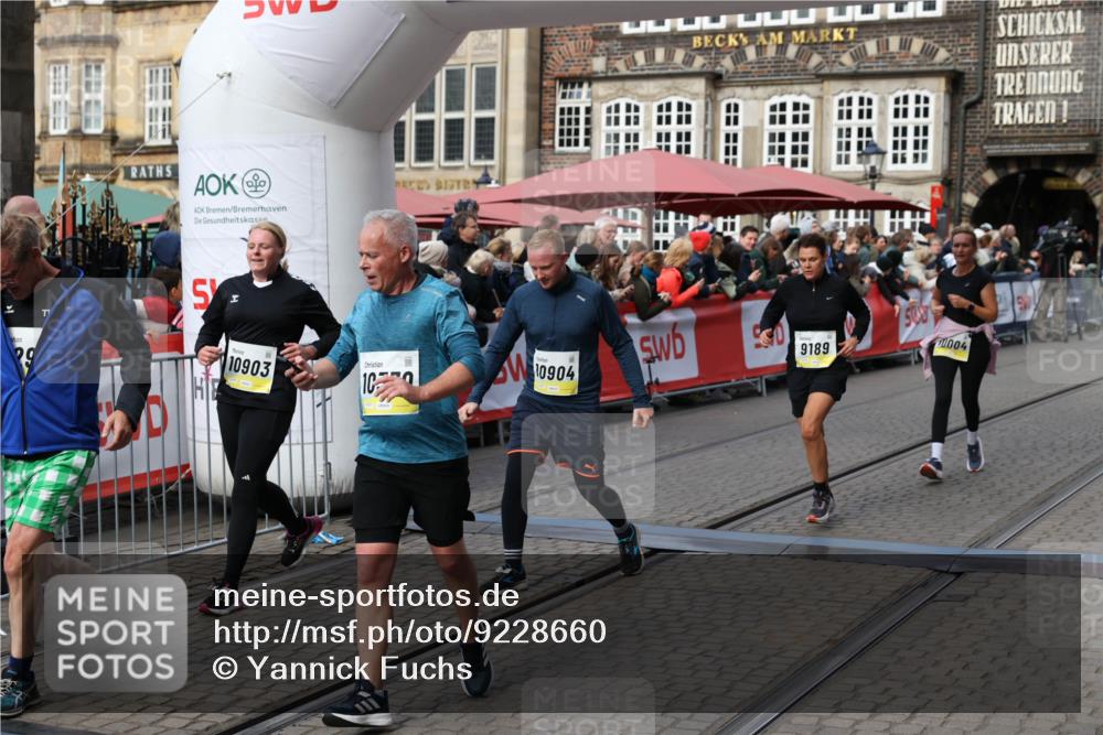 05.10.2025 - 20. swb-Marathon Bremen Yannick Fuchs http://msf.ph/oto/9228660 05.10.2025 11:01:52 Ziel 9189, 9269, 9294, 9782, 10004, 10026, 10370, 10562, 10903, 10904, 11463, 11732, 11733 meine-sportfotos.de