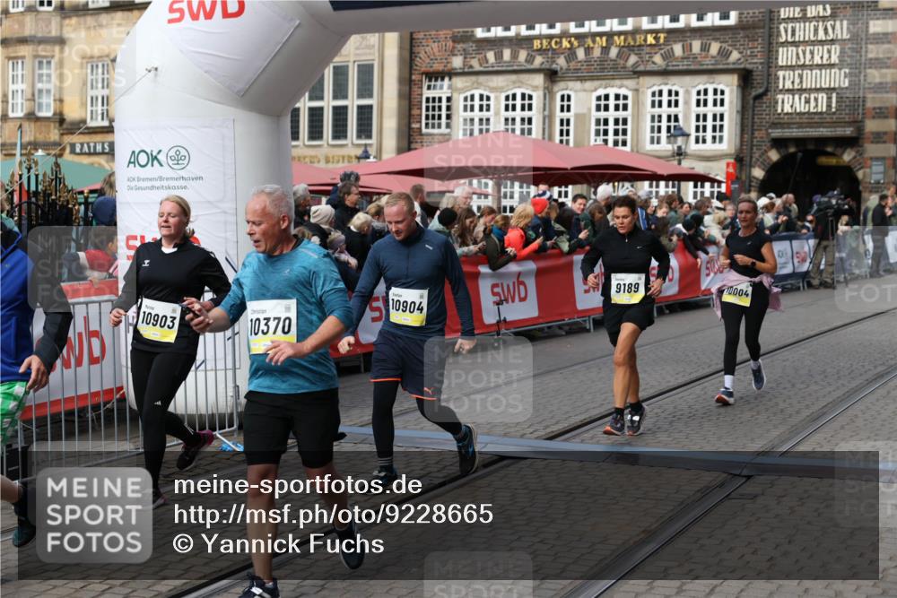 05.10.2025 - 20. swb-Marathon Bremen Yannick Fuchs http://msf.ph/oto/9228665 05.10.2025 11:01:52 Ziel 9189, 9269, 9294, 9782, 10004, 10026, 10370, 10562, 10903, 10904, 11463, 11732, 11733 meine-sportfotos.de
