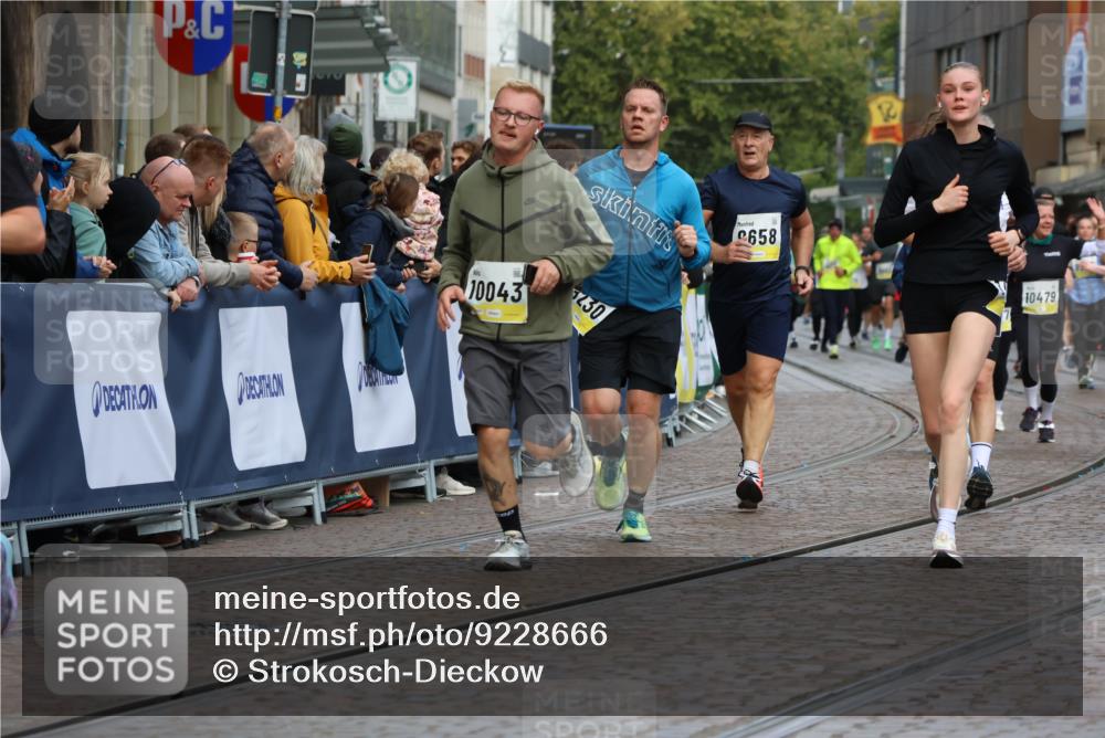 05.10.2025 - 20. swb-Marathon Bremen Strokosch-Dieckow http://msf.ph/oto/9228666 05.10.2025 10:50:40 Ziel 9230, 9578, 9658, 9742, 9832, 9969, 10043, 10279, 10479, 11062, 11451, 11543, 11661 meine-sportfotos.de