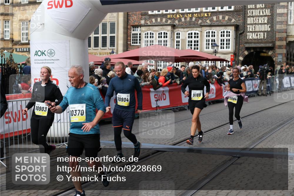 05.10.2025 - 20. swb-Marathon Bremen Yannick Fuchs http://msf.ph/oto/9228669 05.10.2025 11:01:52 Ziel 9189, 9269, 9294, 9782, 10004, 10026, 10370, 10562, 10903, 10904, 11463, 11732, 11733 meine-sportfotos.de