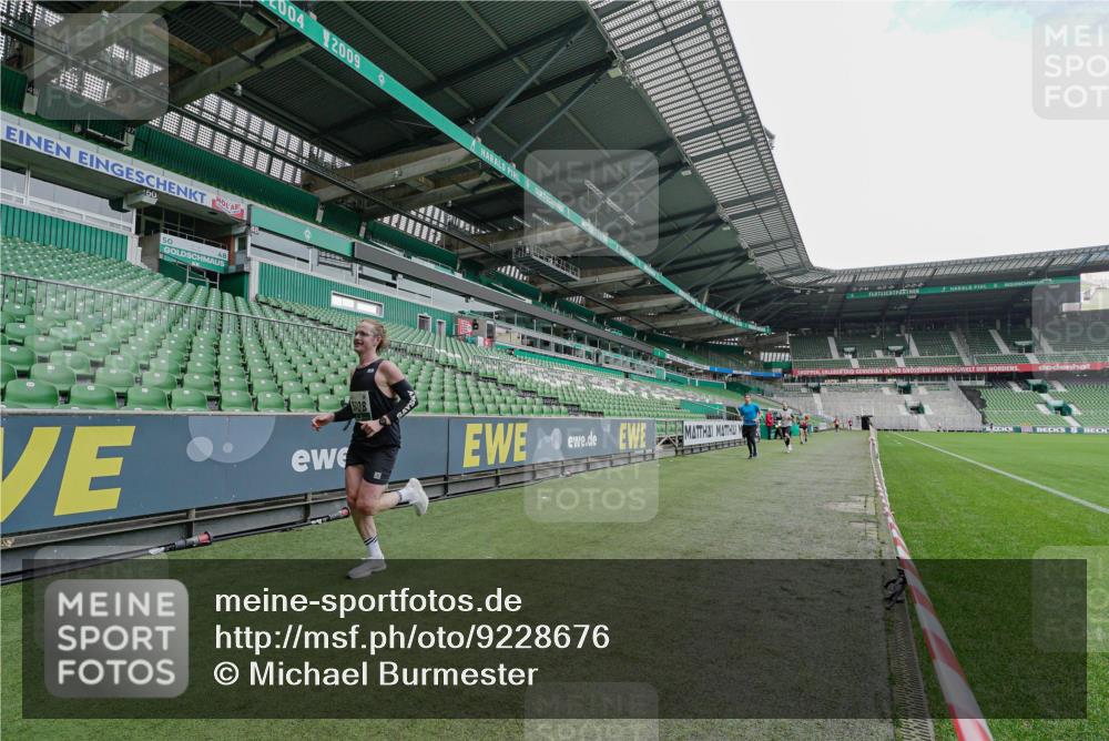 05.10.2025 - 20. swb-Marathon Bremen Michael Burmester http://msf.ph/oto/9228676 05.10.2025 12:34:30 Laufen im Stadion 328, 838, 870, 925, 993, 1034, 1221, 1338, 1339, 1444, 2151, 3552, 5608, 5640, 6927, 6984, 7442, 307, 474, 900, 1070, 1360, 5640, 8550, 9046 meine-sportfotos.de