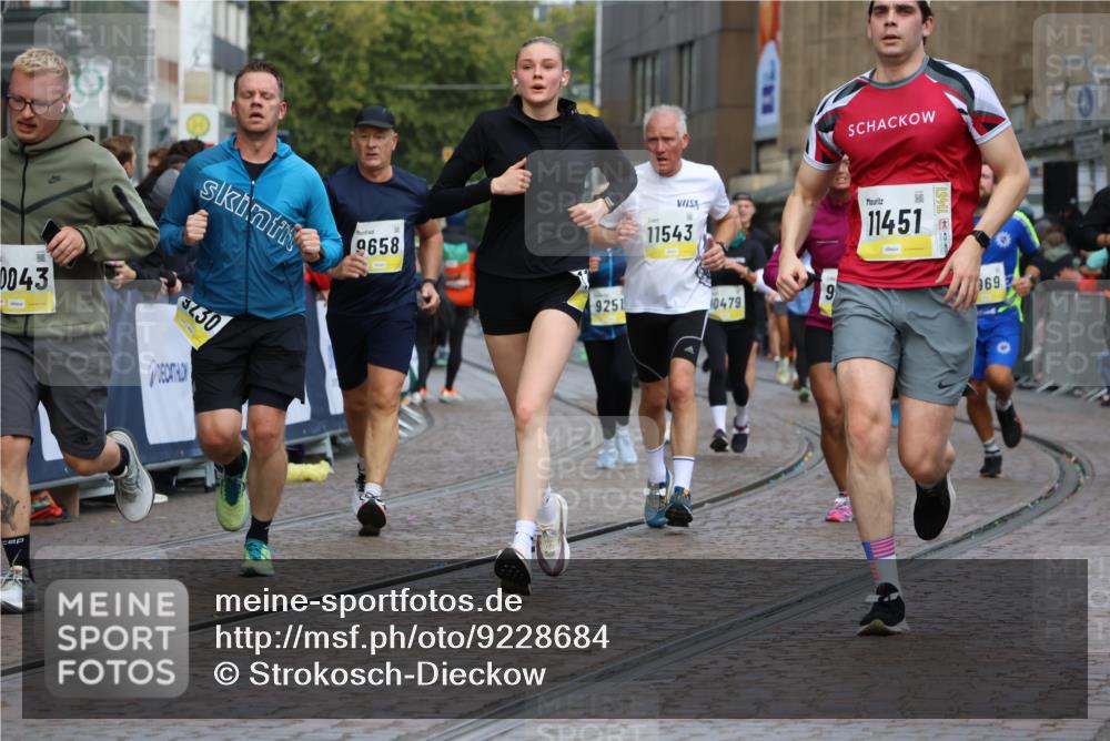 05.10.2025 - 20. swb-Marathon Bremen Strokosch-Dieckow http://msf.ph/oto/9228684 05.10.2025 10:50:41 Ziel 9230, 9251, 9277, 9578, 9658, 9742, 9832, 9888, 9969, 10043, 10279, 10479, 11062, 11451, 11543, 11661 meine-sportfotos.de