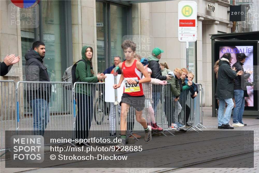 05.10.2025 - 20. swb-Marathon Bremen Strokosch-Dieckow http://msf.ph/oto/9228685 05.10.2025 10:33:38 Ziel 9320, 9320 meine-sportfotos.de