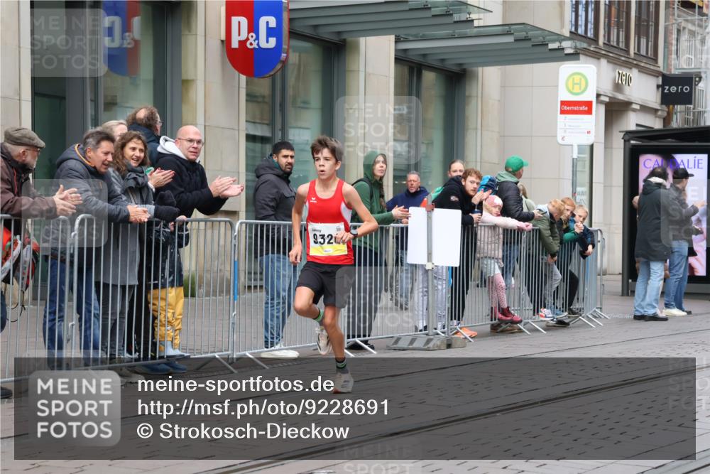 05.10.2025 - 20. swb-Marathon Bremen Strokosch-Dieckow http://msf.ph/oto/9228691 05.10.2025 10:33:38 Ziel 9320, 9320 meine-sportfotos.de
