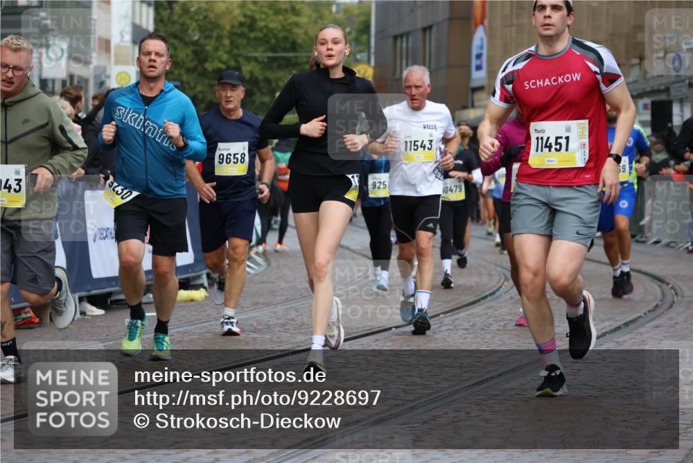 05.10.2025 - 20. swb-Marathon Bremen Strokosch-Dieckow http://msf.ph/oto/9228697 05.10.2025 10:50:41 Ziel 9230, 9251, 9277, 9578, 9658, 9742, 9832, 9888, 9969, 10043, 10279, 10479, 11062, 11451, 11543, 11661 meine-sportfotos.de