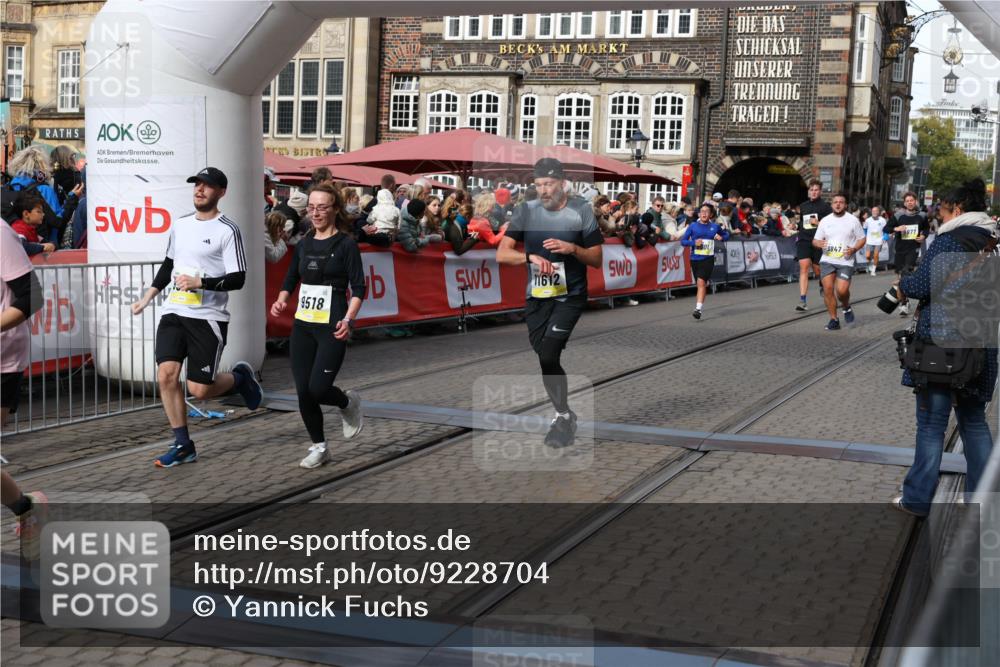 05.10.2025 - 20. swb-Marathon Bremen Yannick Fuchs http://msf.ph/oto/9228704 05.10.2025 10:59:03 Ziel 9349, 9518, 9542, 9601, 9847, 9977, 10080, 10560, 10588, 11290, 11483, 11612 meine-sportfotos.de