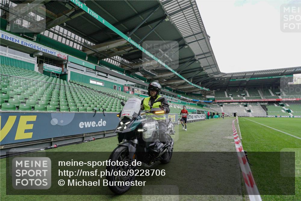 05.10.2025 - 20. swb-Marathon Bremen Michael Burmester http://msf.ph/oto/9228706 05.10.2025 12:34:45 Laufen im Stadion 328, 870, 925, 1034, 1221, 1232, 1339, 1444, 2151, 5608, 6927, 838, 993, 1338, 3552, 5640, 6984, 7442, 8550, 9046 meine-sportfotos.de