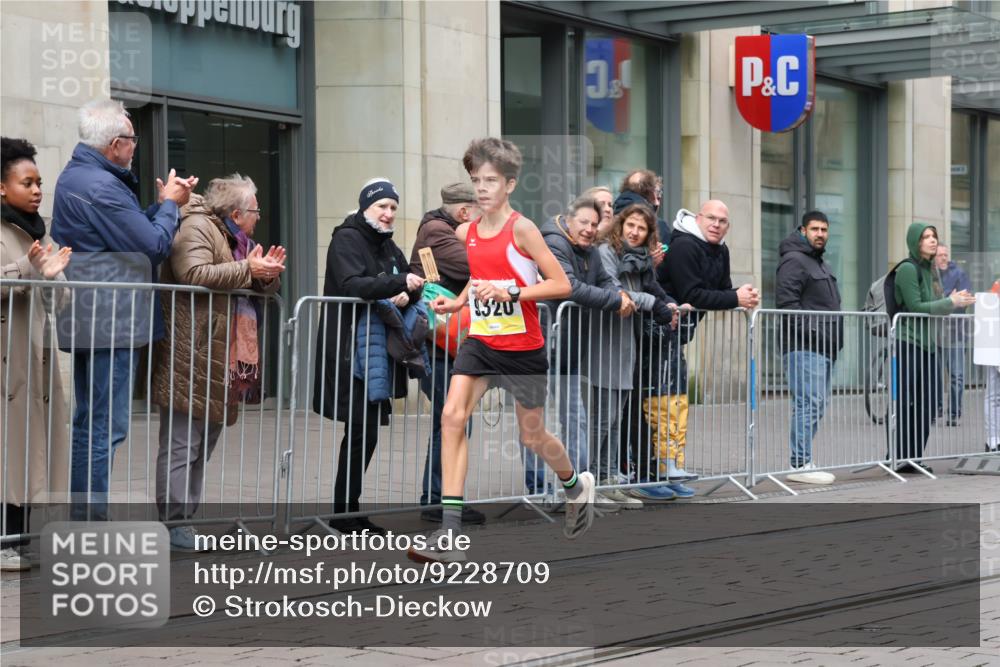 05.10.2025 - 20. swb-Marathon Bremen Strokosch-Dieckow http://msf.ph/oto/9228709 05.10.2025 10:33:39 Ziel 9320, 9320 meine-sportfotos.de