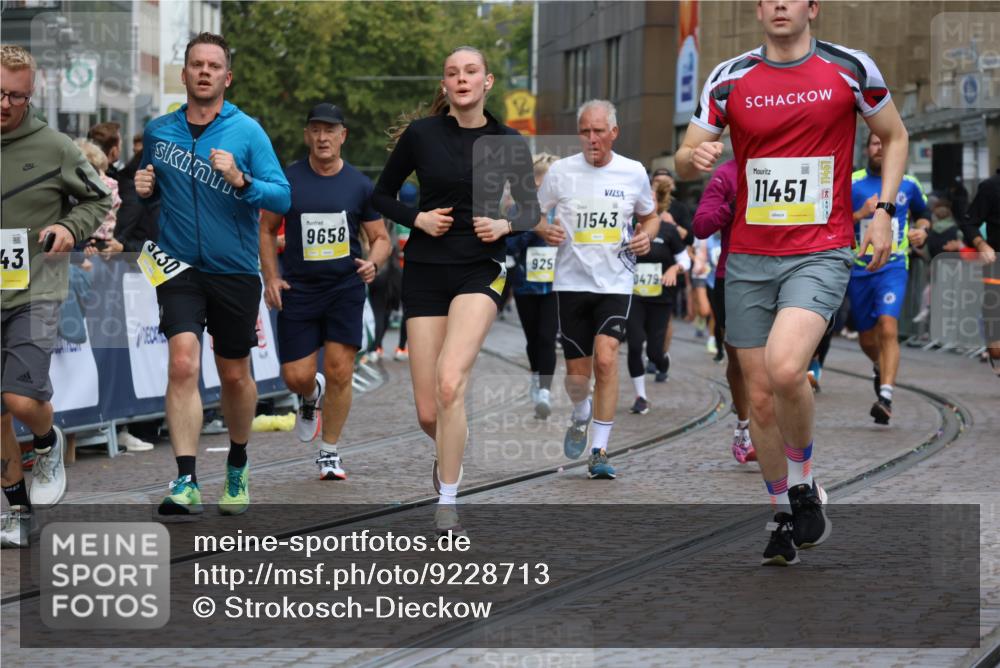 05.10.2025 - 20. swb-Marathon Bremen Strokosch-Dieckow http://msf.ph/oto/9228713 05.10.2025 10:50:41 Ziel 9230, 9251, 9277, 9578, 9658, 9742, 9832, 9888, 9969, 10043, 10279, 10479, 11062, 11451, 11543, 11661 meine-sportfotos.de