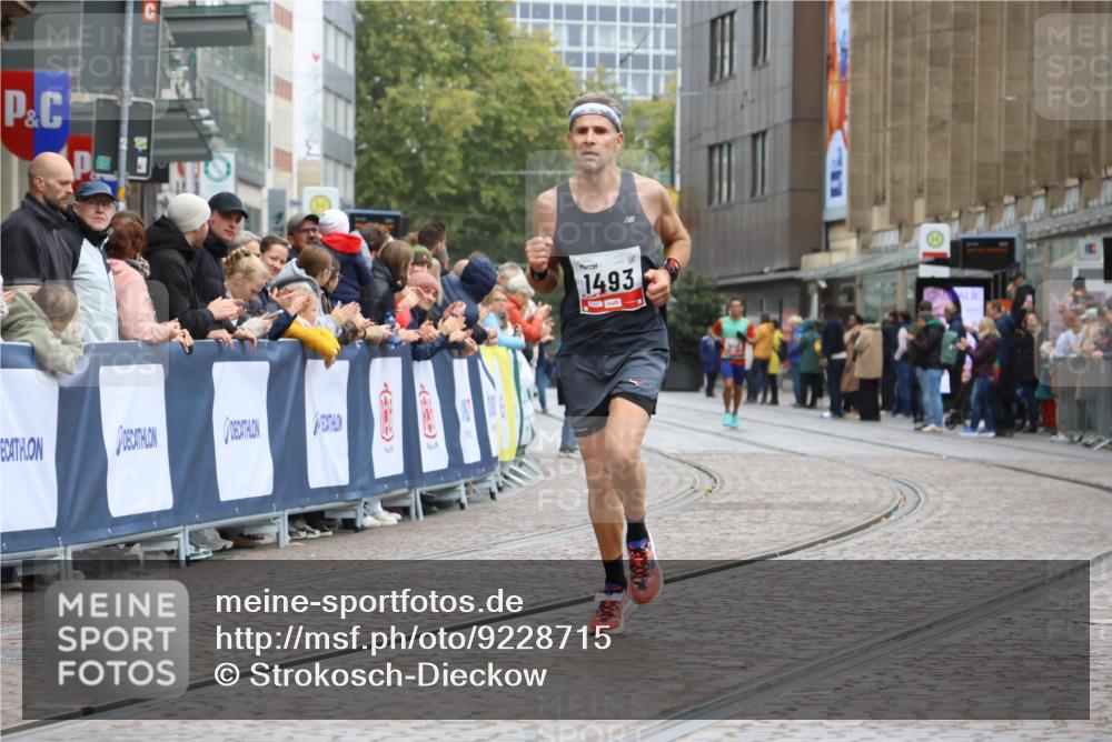 05.10.2025 - 20. swb-Marathon Bremen Strokosch-Dieckow http://msf.ph/oto/9228715 05.10.2025 12:26:49 Ziel 1493 meine-sportfotos.de