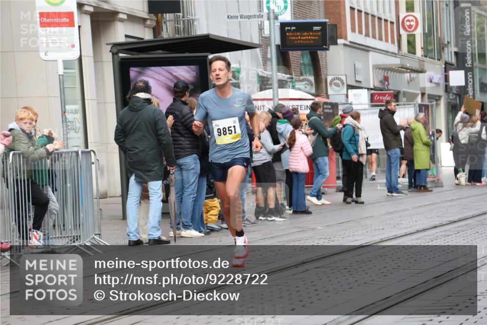 05.10.2025 - 20. swb-Marathon Bremen Strokosch-Dieckow http://msf.ph/oto/9228722 05.10.2025 10:34:12 Ziel 9319, 9851, 10718, 9319, 9851, 10718 meine-sportfotos.de