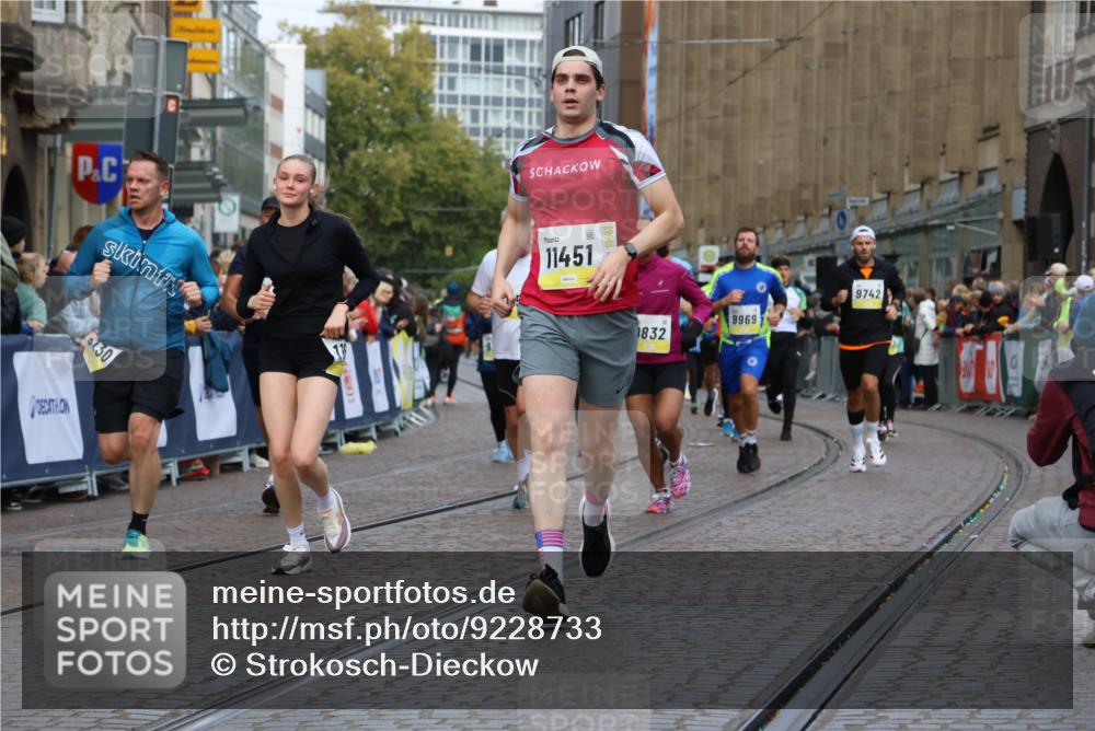 05.10.2025 - 20. swb-Marathon Bremen Strokosch-Dieckow http://msf.ph/oto/9228733 05.10.2025 10:50:42 Ziel 9230, 9251, 9277, 9578, 9658, 9715, 9742, 9832, 9888, 9969, 10043, 10279, 10479, 10689, 11062, 11451, 11543, 11661 meine-sportfotos.de