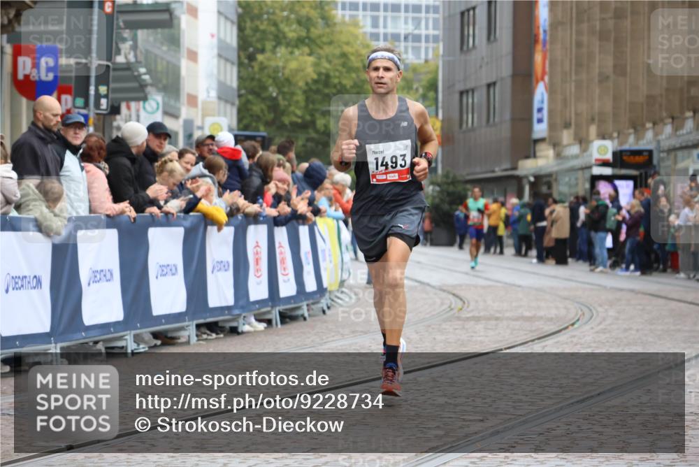 05.10.2025 - 20. swb-Marathon Bremen Strokosch-Dieckow http://msf.ph/oto/9228734 05.10.2025 12:26:49 Ziel 1493 meine-sportfotos.de