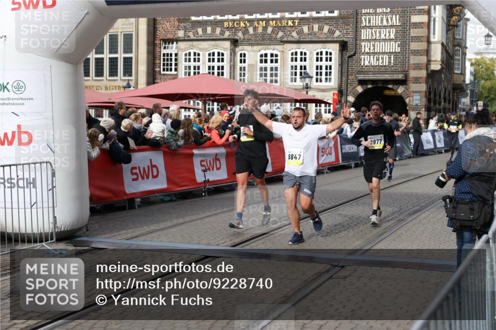 05.10.2025 - 20. swb-Marathon Bremen Yannick Fuchs http://msf.ph/oto/9228740 05.10.2025 10:59:06 Ziel 9349, 9518, 9542, 9601, 9847, 9977, 10080, 10357, 10560, 10588, 11483, 11612 meine-sportfotos.de