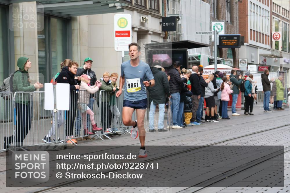 05.10.2025 - 20. swb-Marathon Bremen Strokosch-Dieckow http://msf.ph/oto/9228741 05.10.2025 10:34:13 Ziel 9319, 9851, 10718, 9319, 9851, 10718 meine-sportfotos.de