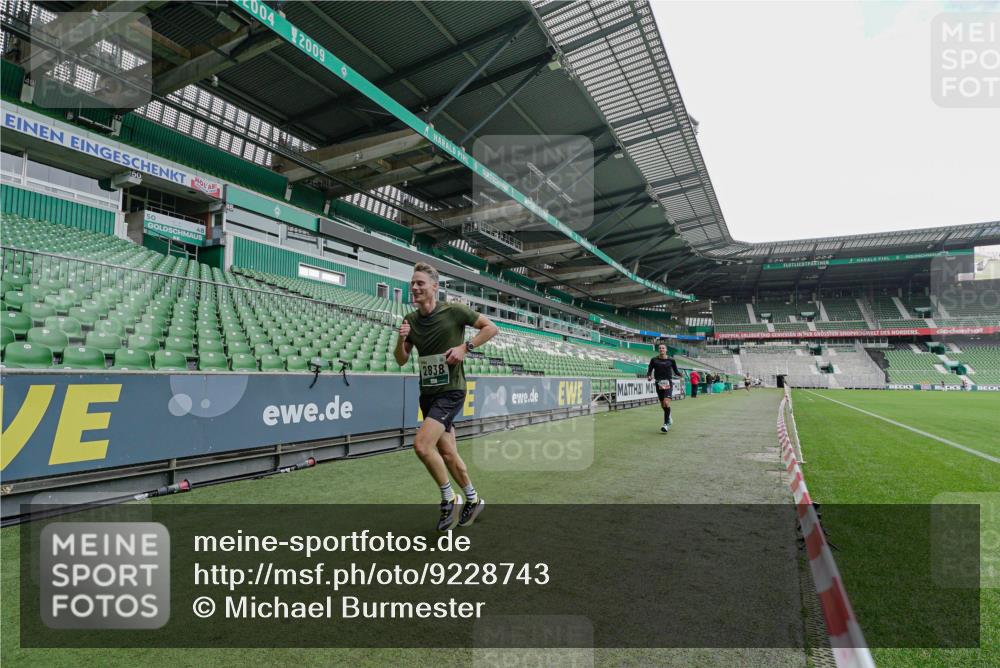 05.10.2025 - 20. swb-Marathon Bremen Michael Burmester http://msf.ph/oto/9228743 05.10.2025 12:35:22 Laufen im Stadion 235, 328, 673, 925, 1000, 1232, 2129, 2838, 5608, 6927, 870, 925, 1221, 2151, 6927 meine-sportfotos.de