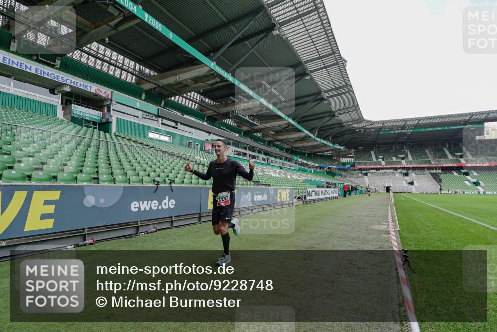 05.10.2025 - 20. swb-Marathon Bremen Michael Burmester http://msf.ph/oto/9228748 05.10.2025 12:35:24 Laufen im Stadion 235, 328, 673, 1000, 1232, 2129, 2838, 870, 925, 1221, 2151, 5608, 6927 meine-sportfotos.de