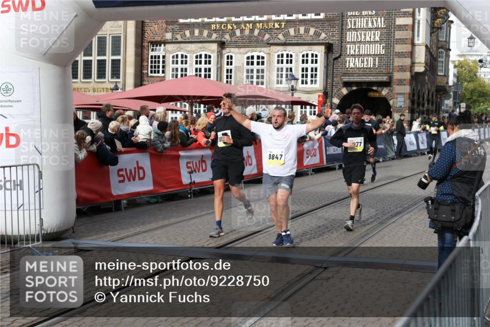 05.10.2025 - 20. swb-Marathon Bremen Yannick Fuchs http://msf.ph/oto/9228750 05.10.2025 10:59:06 Ziel 9349, 9518, 9542, 9601, 9847, 9977, 10080, 10357, 10560, 10588, 11483, 11612 meine-sportfotos.de