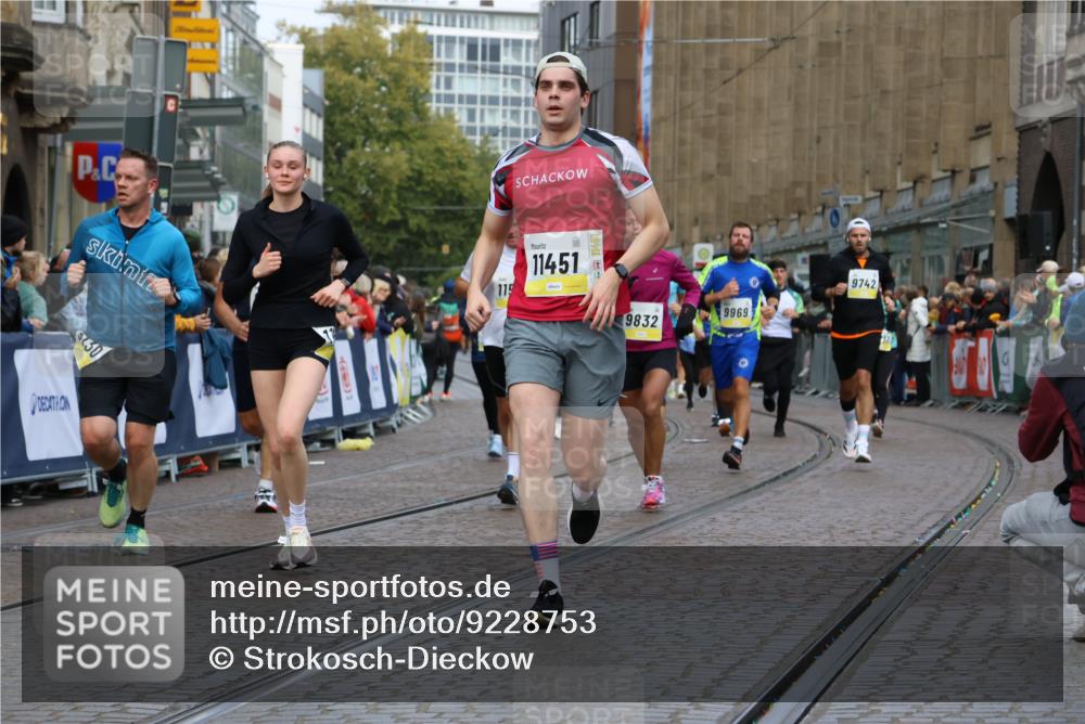 05.10.2025 - 20. swb-Marathon Bremen Strokosch-Dieckow http://msf.ph/oto/9228753 05.10.2025 10:50:42 Ziel 9230, 9251, 9277, 9578, 9658, 9715, 9742, 9832, 9888, 9969, 10043, 10279, 10479, 10689, 11062, 11451, 11543, 11661 meine-sportfotos.de