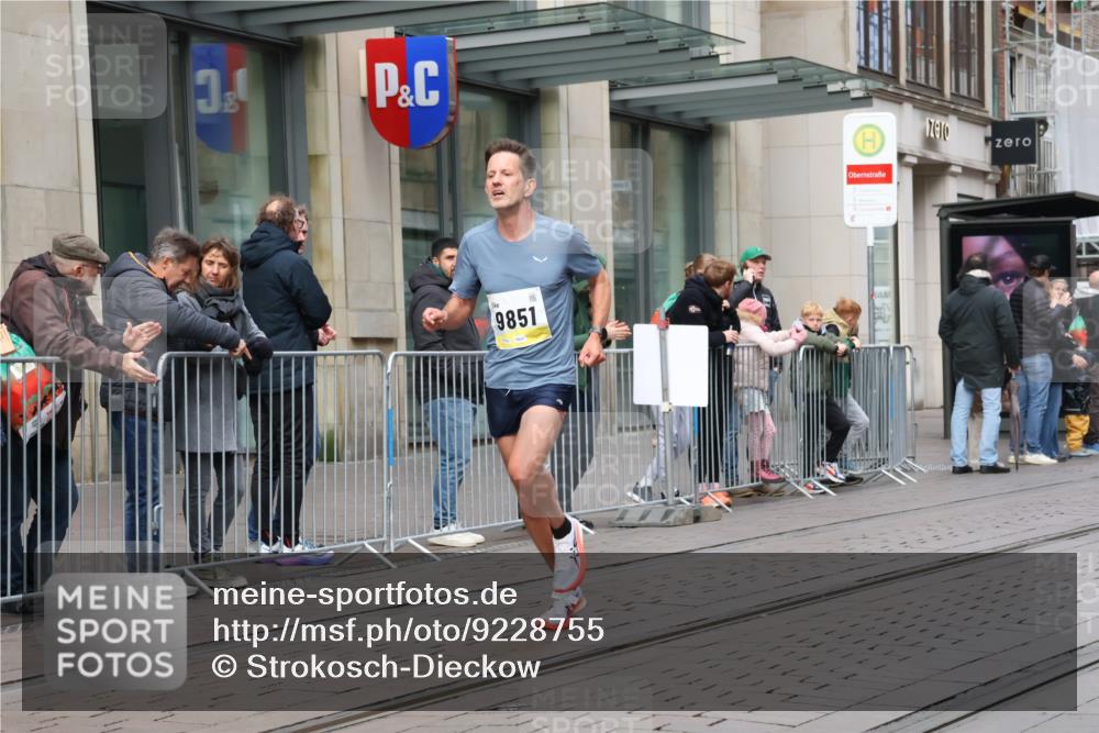 05.10.2025 - 20. swb-Marathon Bremen Strokosch-Dieckow http://msf.ph/oto/9228755 05.10.2025 10:34:14 Ziel 9319, 9851, 10718, 9319, 9851, 10718 meine-sportfotos.de