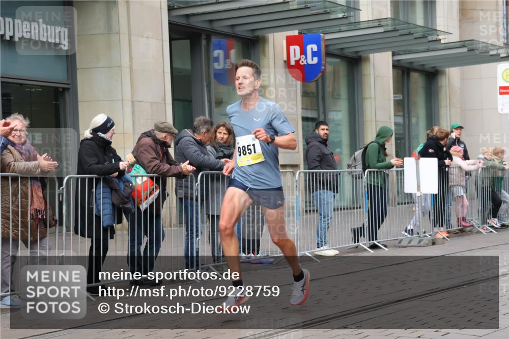 05.10.2025 - 20. swb-Marathon Bremen Strokosch-Dieckow http://msf.ph/oto/9228759 05.10.2025 10:34:14 Ziel 9319, 9851, 10718, 9319, 9851, 10718 meine-sportfotos.de