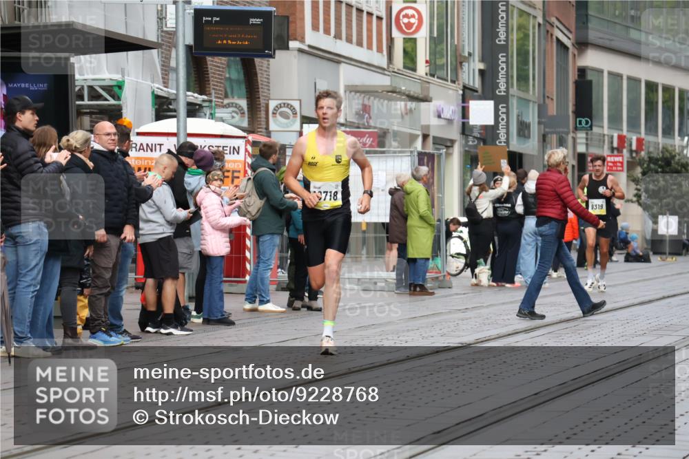 05.10.2025 - 20. swb-Marathon Bremen Strokosch-Dieckow http://msf.ph/oto/9228768 05.10.2025 10:34:17 Ziel 9319, 10718, 9319, 10718 meine-sportfotos.de