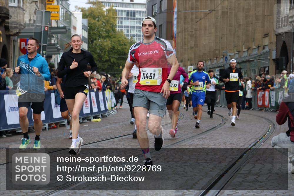 05.10.2025 - 20. swb-Marathon Bremen Strokosch-Dieckow http://msf.ph/oto/9228769 05.10.2025 10:50:42 Ziel 9230, 9251, 9277, 9578, 9658, 9715, 9742, 9832, 9888, 9969, 10043, 10279, 10479, 10689, 11062, 11451, 11543, 11661 meine-sportfotos.de