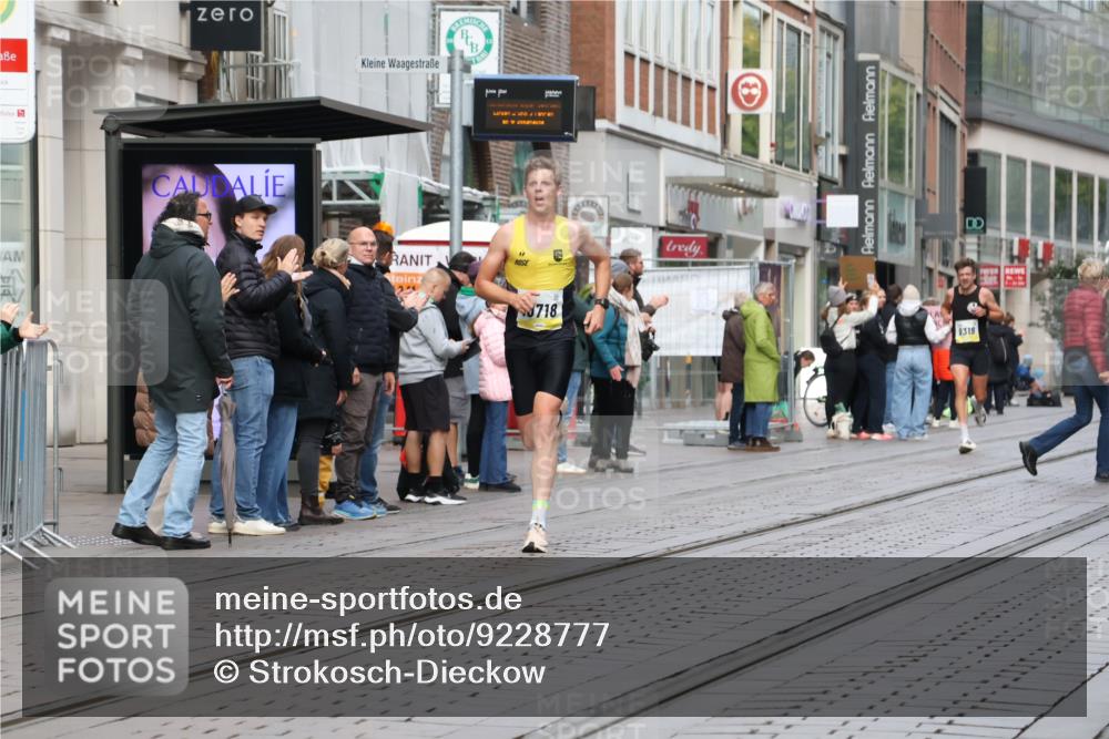 05.10.2025 - 20. swb-Marathon Bremen Strokosch-Dieckow http://msf.ph/oto/9228777 05.10.2025 10:34:18 Ziel 9319, 10410, 10718, 9319, 10410, 10718 meine-sportfotos.de