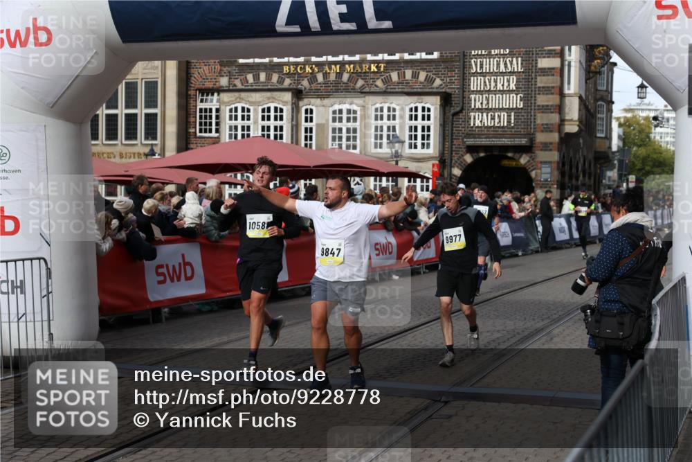 05.10.2025 - 20. swb-Marathon Bremen Yannick Fuchs http://msf.ph/oto/9228778 05.10.2025 10:59:06 Ziel 9349, 9518, 9542, 9601, 9847, 9977, 10080, 10357, 10560, 10588, 11483, 11612 meine-sportfotos.de