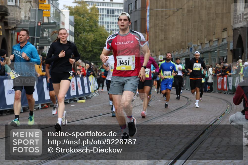 05.10.2025 - 20. swb-Marathon Bremen Strokosch-Dieckow http://msf.ph/oto/9228787 05.10.2025 10:50:42 Ziel 9230, 9251, 9277, 9578, 9658, 9715, 9742, 9832, 9888, 9969, 10043, 10279, 10479, 10689, 11062, 11451, 11543, 11661 meine-sportfotos.de