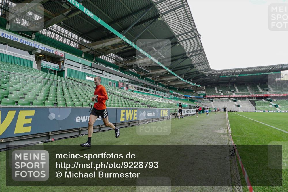 05.10.2025 - 20. swb-Marathon Bremen Michael Burmester http://msf.ph/oto/9228793 05.10.2025 12:35:56 Laufen im Stadion 343, 482, 902, 1000, 1212, 1640, 1837, 2129, 2838, 3891, 7854, 8321, 8613, 235, 673, 1232 meine-sportfotos.de