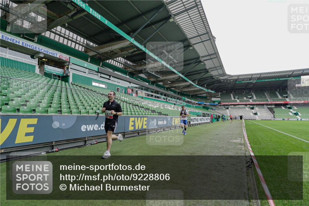 05.10.2025 - 20. swb-Marathon Bremen Michael Burmester http://msf.ph/oto/9228806 05.10.2025 12:36:01 Laufen im Stadion 343, 482, 902, 1000, 1212, 1640, 1837, 2838, 3198, 3891, 7854, 8321, 8613, 235, 673, 1232, 2129 meine-sportfotos.de