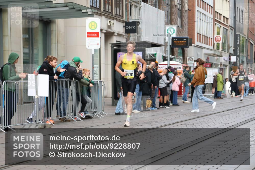 05.10.2025 - 20. swb-Marathon Bremen Strokosch-Dieckow http://msf.ph/oto/9228807 05.10.2025 10:34:20 Ziel 9319, 10410, 10718, 9319, 10410, 10718 meine-sportfotos.de