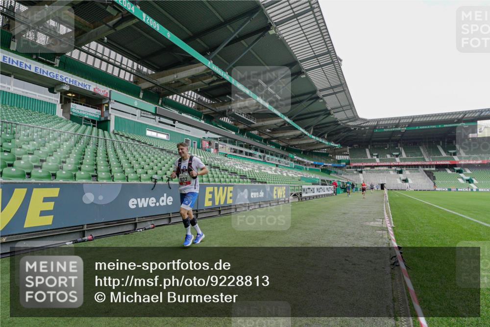 05.10.2025 - 20. swb-Marathon Bremen Michael Burmester http://msf.ph/oto/9228813 05.10.2025 12:36:03 Laufen im Stadion 343, 482, 902, 1000, 1212, 1231, 1640, 1837, 2838, 3198, 3891, 7854, 8321, 8613, 235, 673, 2129 meine-sportfotos.de